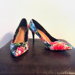 143 Girl Floral 2.5" Heels Size 9
